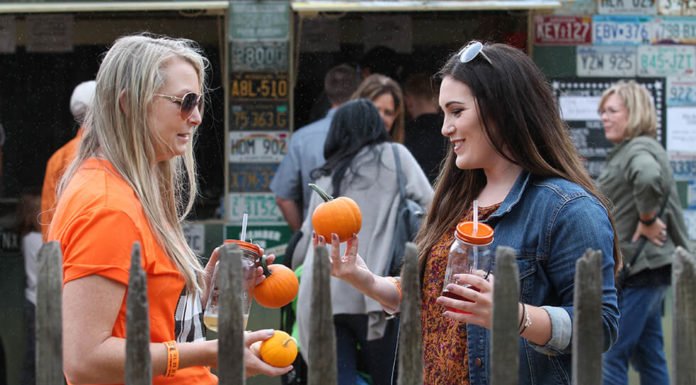 Hundreds turn out to Peltzer Farm for pumpkins, fundraiser