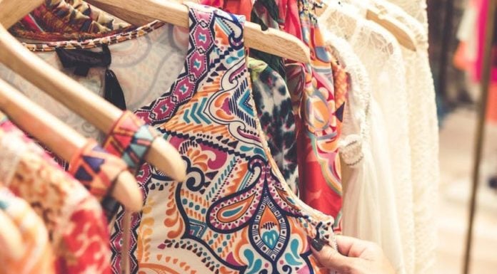 US consumer spending up 0.3% in October but incomes are flat