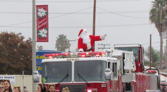 Hemet Christmas Parade braves the rain