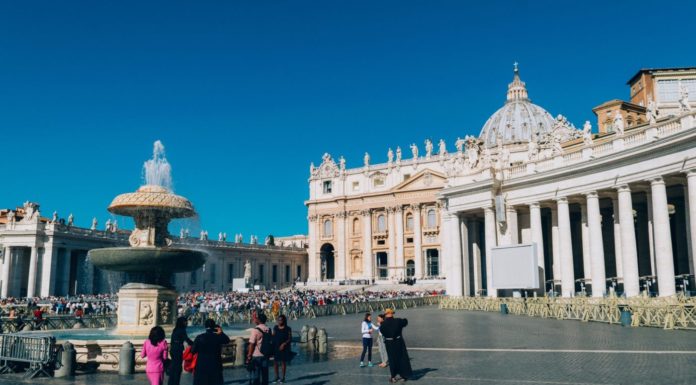 Pope offers hope against darkness in Christmas Day message