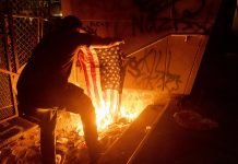 Portland protesters cause mayhem again, police officer hurt