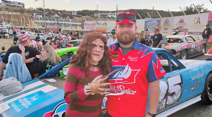 Finger closes season with main event victory in borrowed car