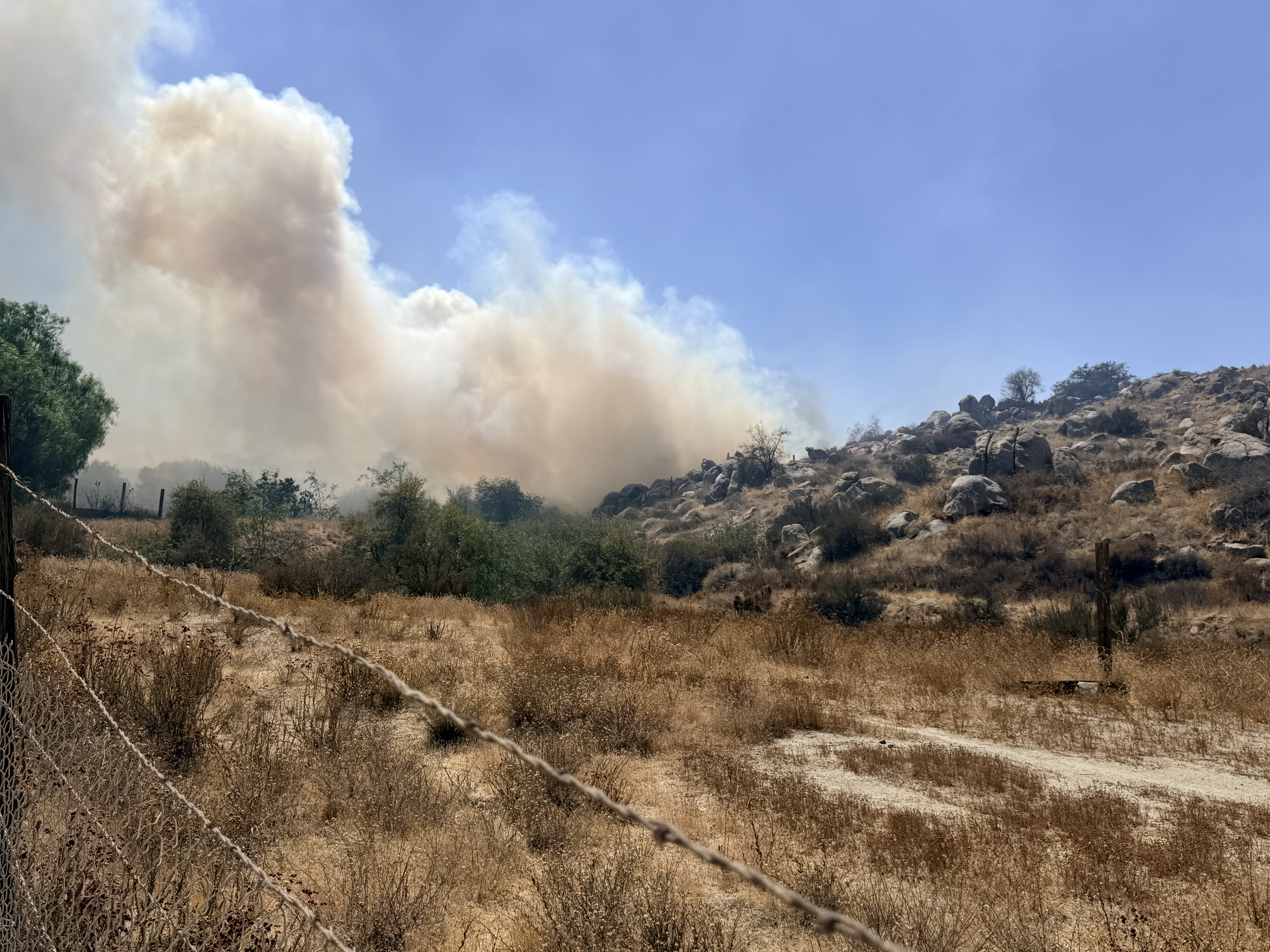 Wood Fire burns 60 acres near Perris, prompts evacuation warnings