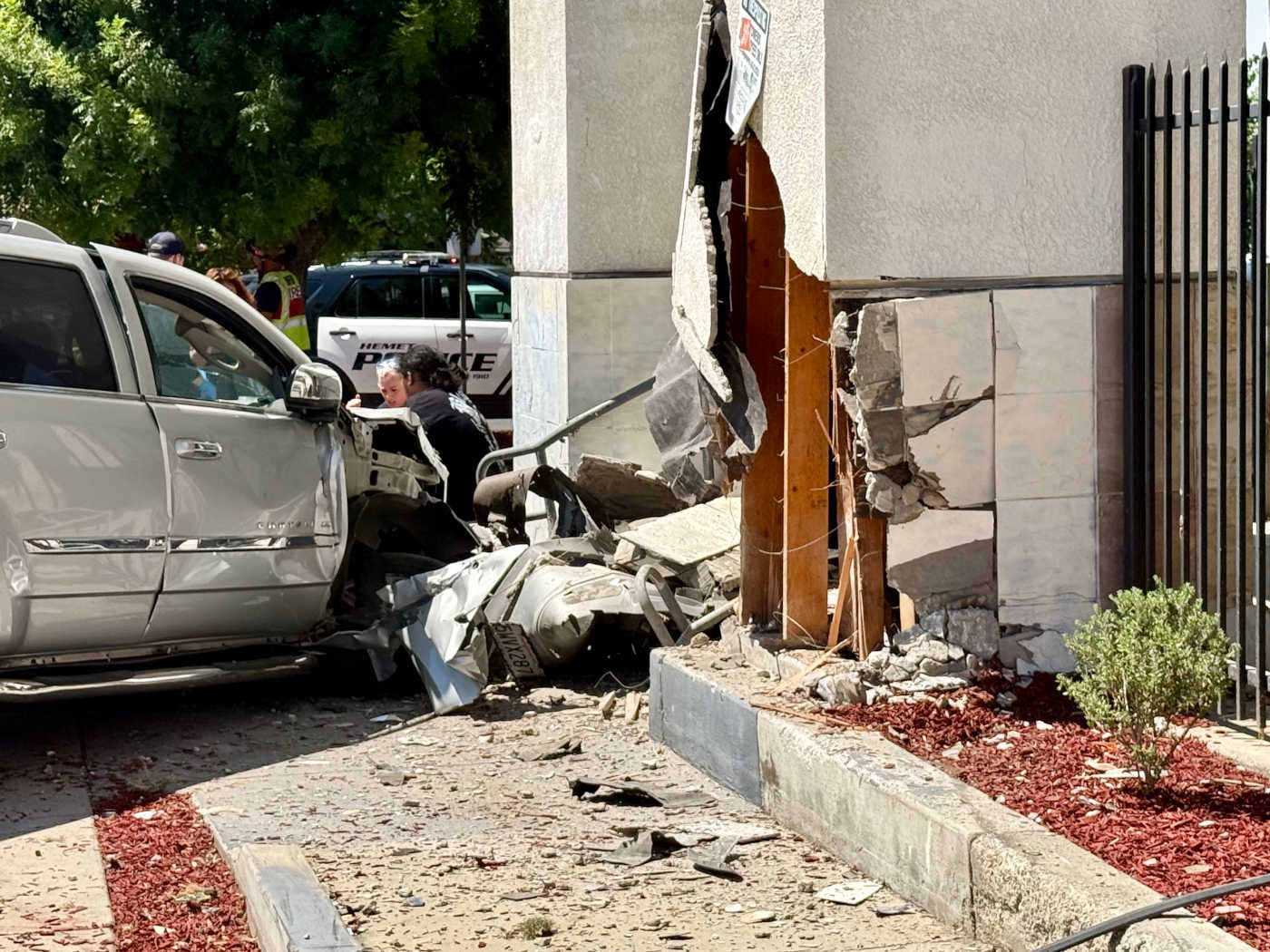 Driver apprehended after Hemet crash, reported foot pursuit